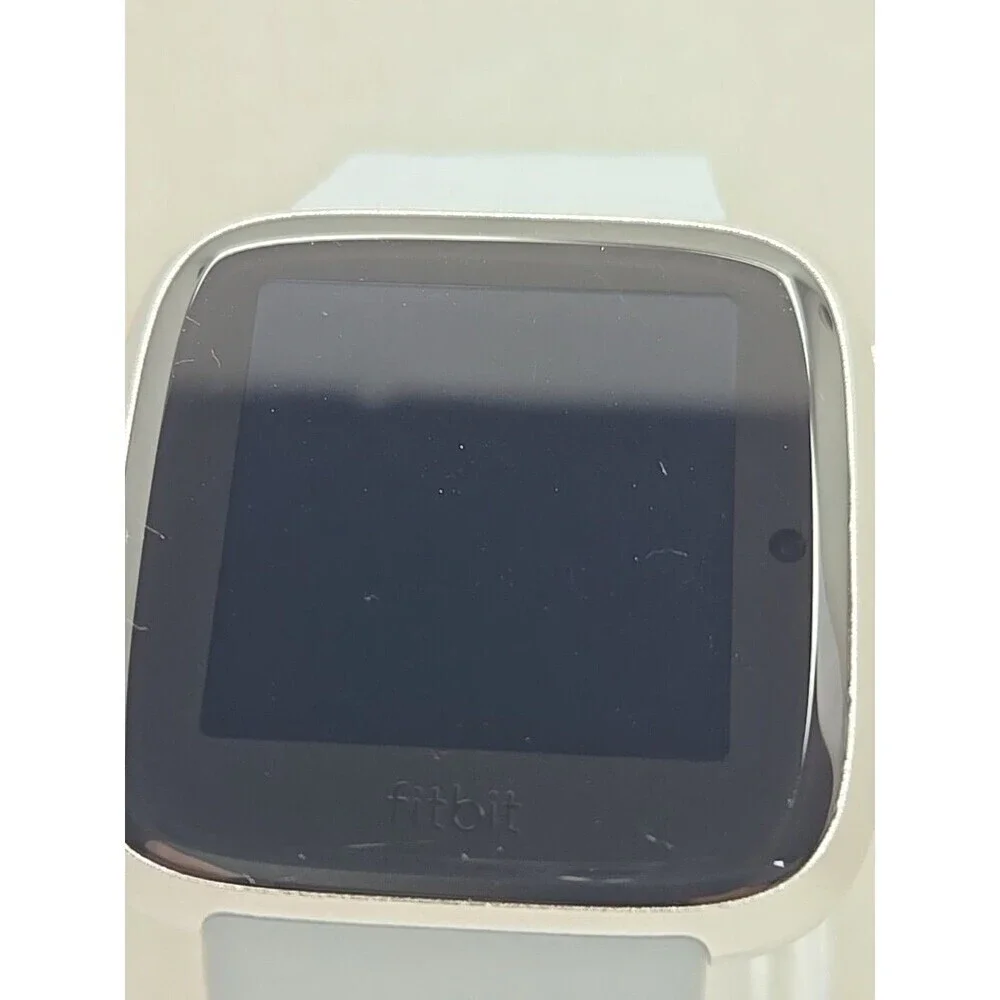 Fitbit Versa FB504 Smartwatch Fitness Heart Rate Bluetooth Activity W/ Charger - Picture 4 of 11